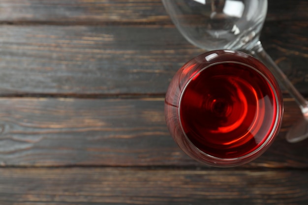 Verre de vin rouge et verre vide sur fond de bois rustique