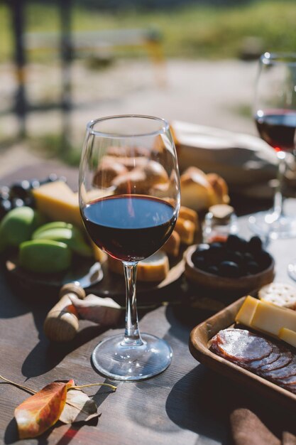 un verre de vin rouge