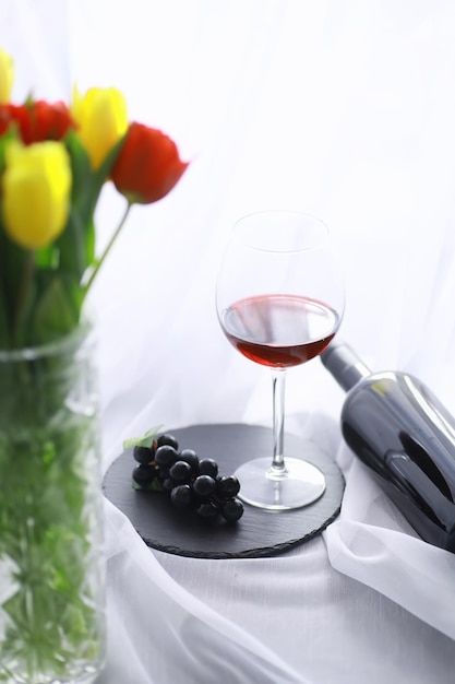 Verre à vin semi-sec rouge raisin Saint Valentin concept background Cadeau pour les vacances Vin mousseux doux