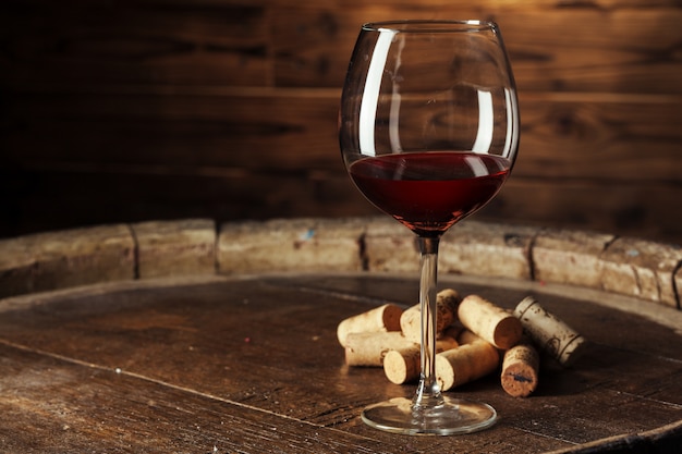 Verre de vin sur la table en bois