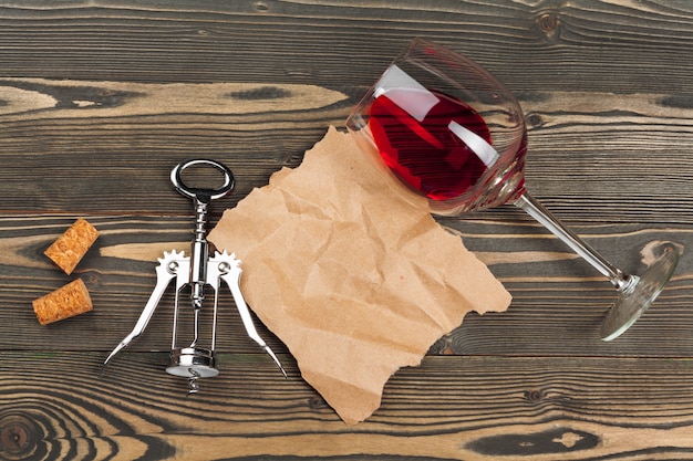 Verre à vin sur table en bois