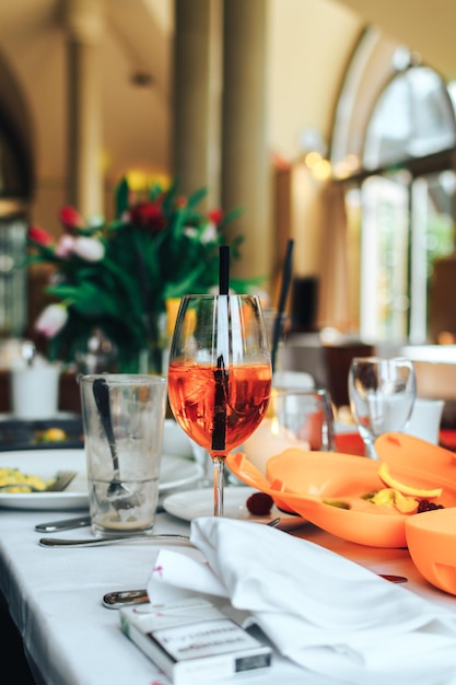 Un verre de vin sur la table dans un restaurant