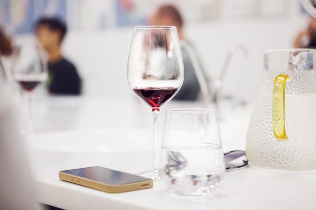 Un verre de vin versé avec du vin rouge sur la table pendant l'entraînement