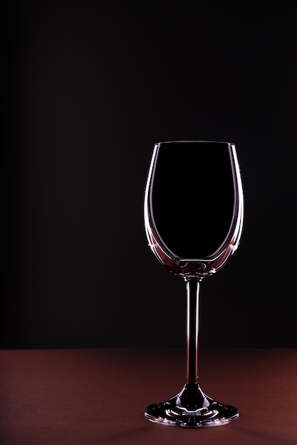 Verre à vin vide sur fond noir