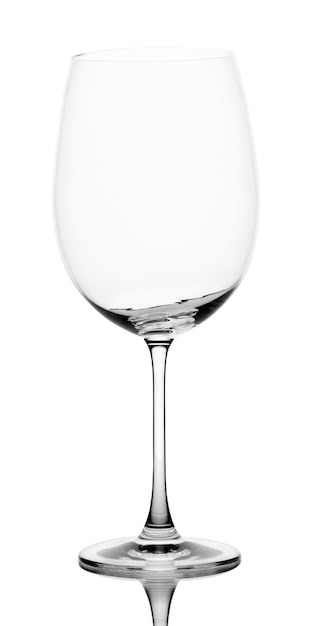 Verre à vin vide isolé sur blanc