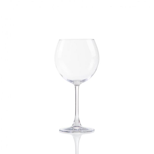 Verre à vin vide isolé sur fond blanc