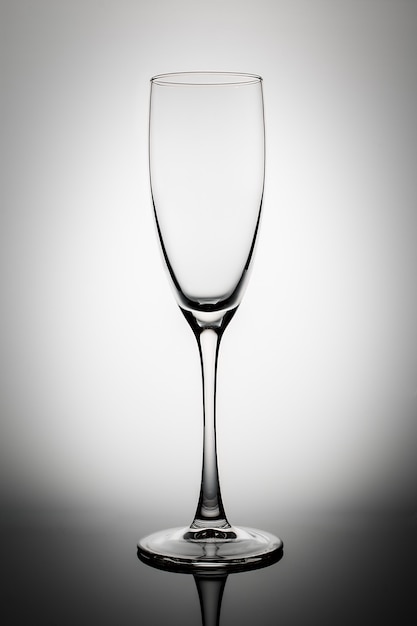 Verre à vin vide isolé sur un fond gris clair