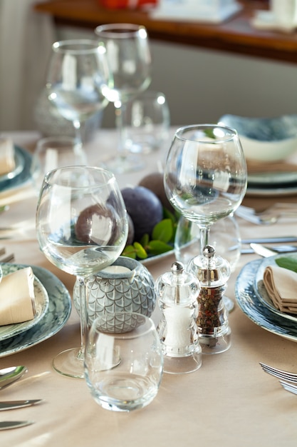 Verre à vin vide sur une table de restaurant