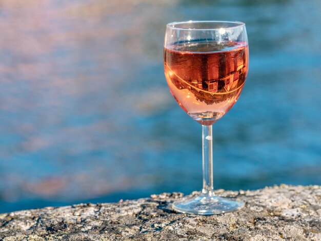 Photo un verre de vin avec un wiew