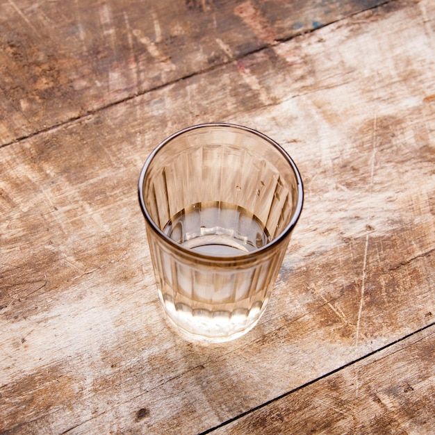 Un verre de vodka sur une table en bois