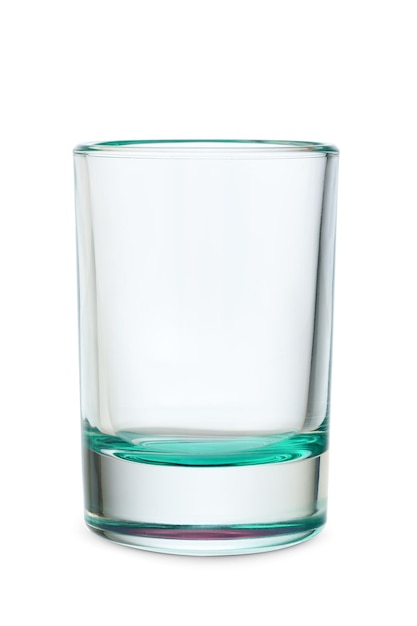 Un verre de vodka vide isolé sur un fond blanc