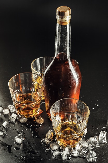 Verre de whisky et carafe carrée