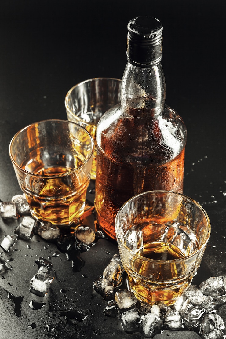 Photo verre de whisky et carafe carrée