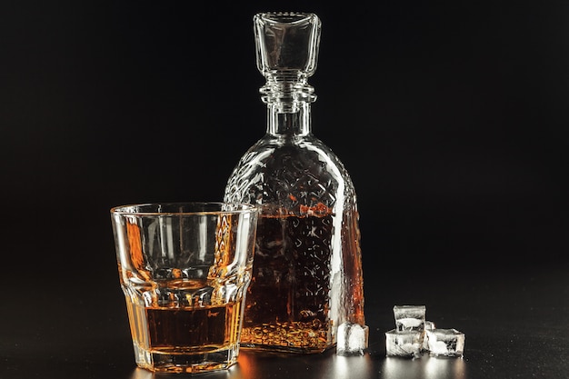 Un verre de whisky et une carafe