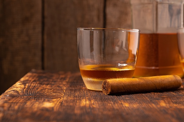 Un Verre De Whisky Et De Cigare Sur Une Table En Bois Se Bouchent