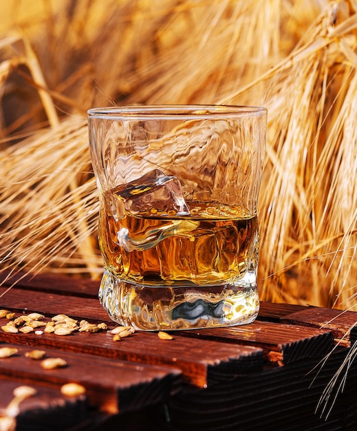 Verre de whisky dans un champ avec des oreilles