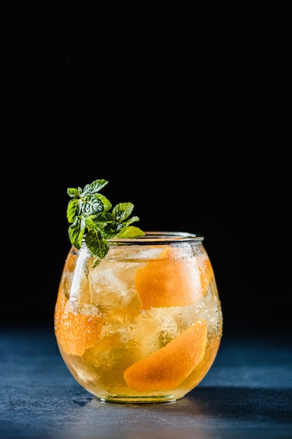 Un verre de whisky écossais avec du jus d'orange