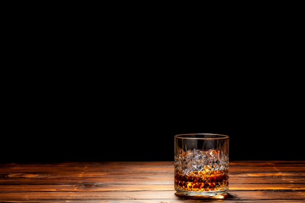 Photo un verre de whisky écossais ou de whisky sur le rocher