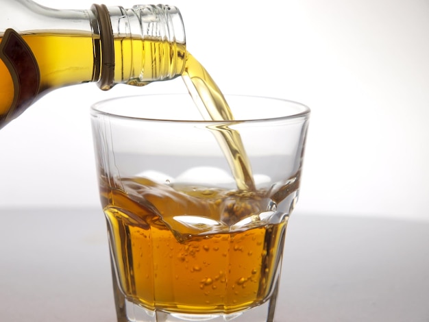 Un verre de whisky est versé dans un verre