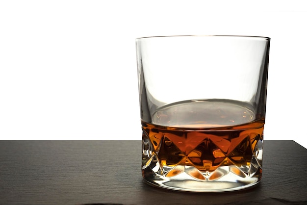 Verre de whisky sur un fond isolé