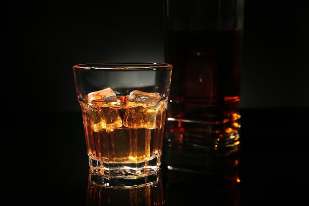 Verre de whisky sur fond sombre