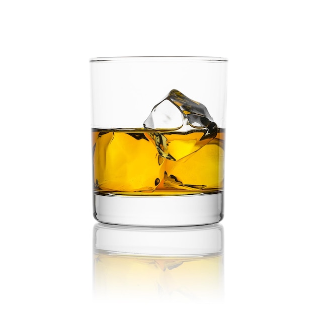 Verre de whisky avec de la glace sur blanc