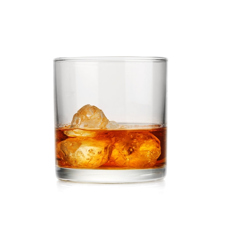 Photo verre de whisky avec de la glace. boisson alcoolisée réfrigérée.
