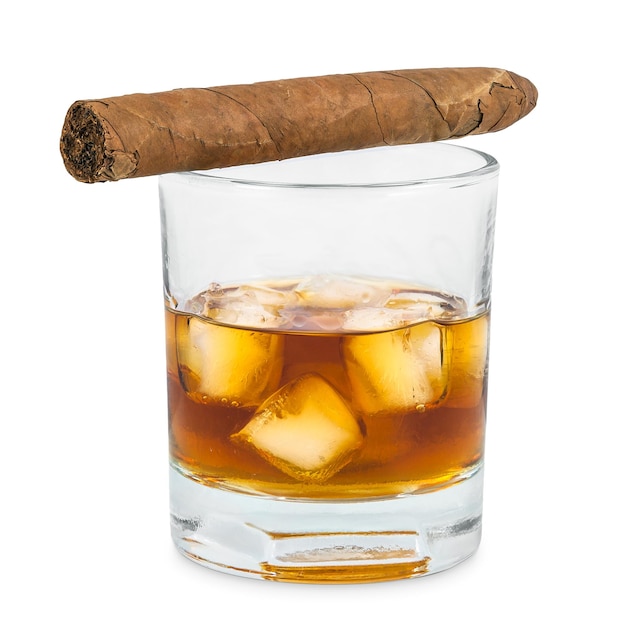 Verre de whisky avec glace et cigare