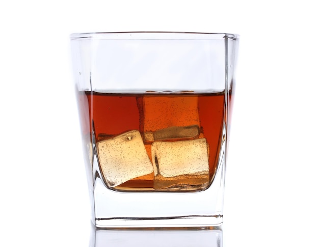 Verre de whisky et de glace isolé sur blanc