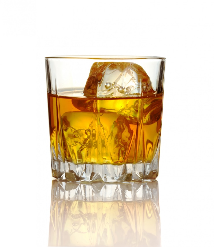 Photo un verre de whisky et de glace isolé sur blanc