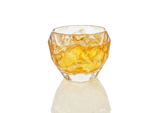 Verre de whisky avec de la glace isolé sur fond blanc avec reflet