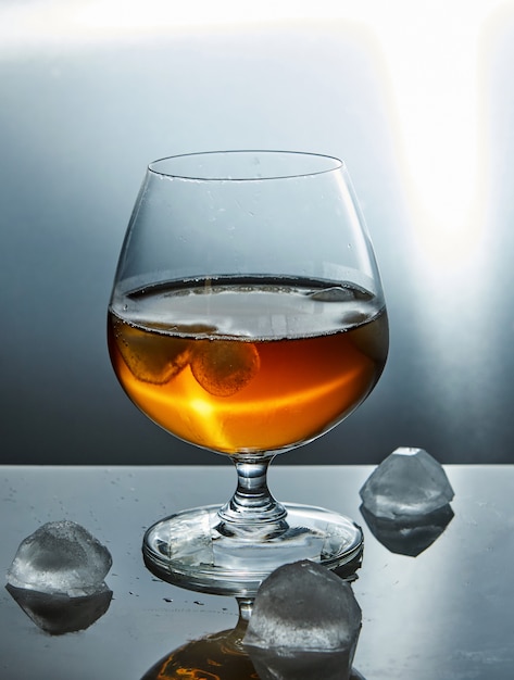 Un verre de whisky avec de la glace.