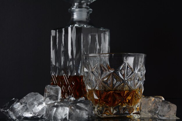 Verre de whisky avec glaçons et carafe carrée