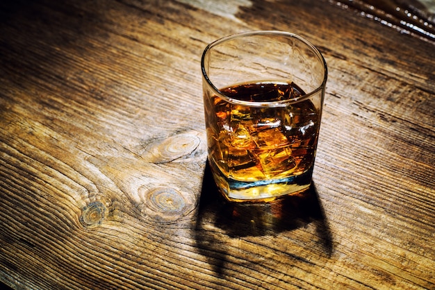 Verre De Whisky Avec Des Glaçons Sur Table En Bois