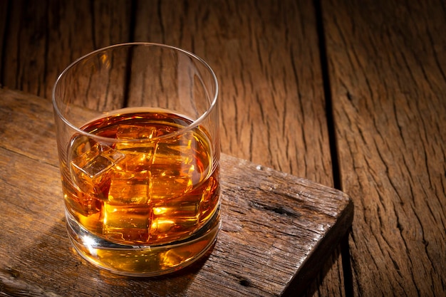 Verre à whisky et glaçons