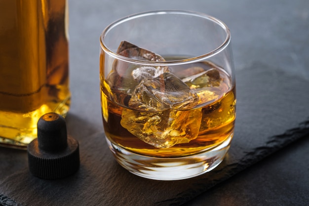 Verre de whisky gros plan avec des cubes