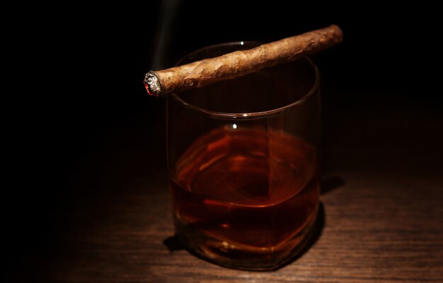 Photo verre à whisky de luxe avec cigare