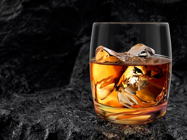Photo un verre de whisky niché sur un fond de charbon noir