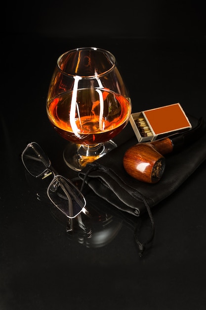 Verre à whisky et pipe