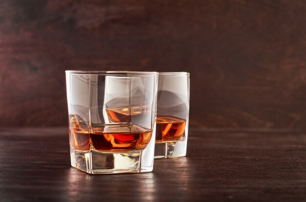 Verre de whisky sur une table en bois