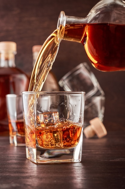 Verre de whisky sur une table en bois