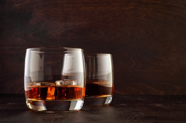 Verre de whisky sur une table en bois