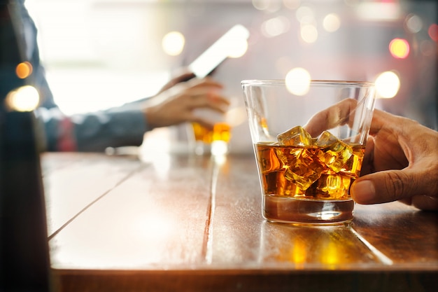 Verre de whisky sur une table