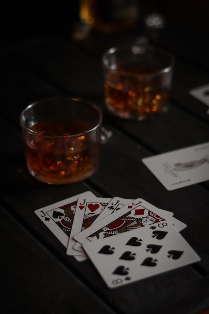 Un verre de whisky et un verre de whisky sur une table avec un fond noir.