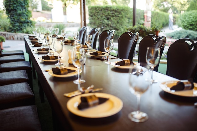 La verrerie étincelante se dresse sur une longue table préparée pour le dîner de mariage