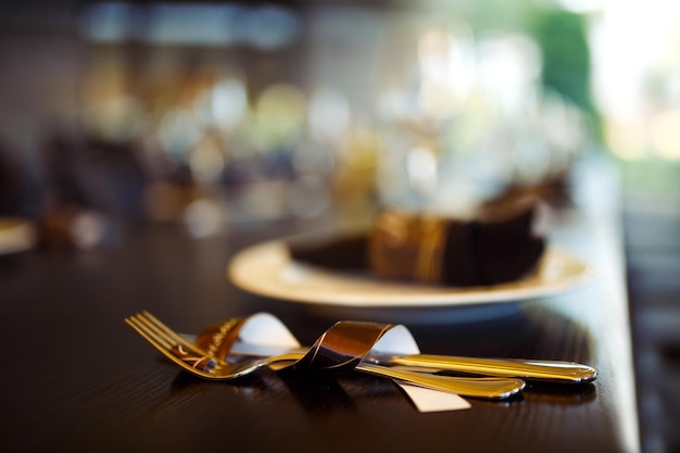 La verrerie étincelante se dresse sur une longue table préparée pour le dîner de mariage