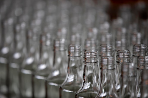 Verrerie Industrie du verre De nombreuses bouteilles en verre sur un convoyeur d'usine