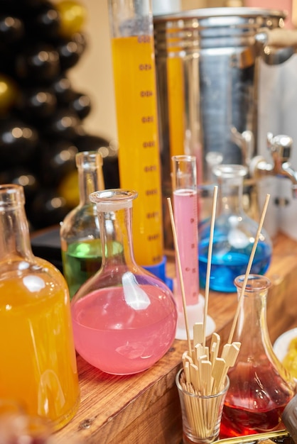 Verrerie de laboratoire avec cocktail d'alcool lors d'une fête chimique