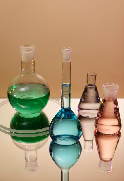 Verrerie de laboratoire contenant une substance colorée nature morte