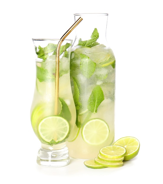 Verrerie de mojito frais sur mur blanc